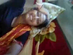 Cute and pretty non-professional Indian girlie posed on livecam in her sari